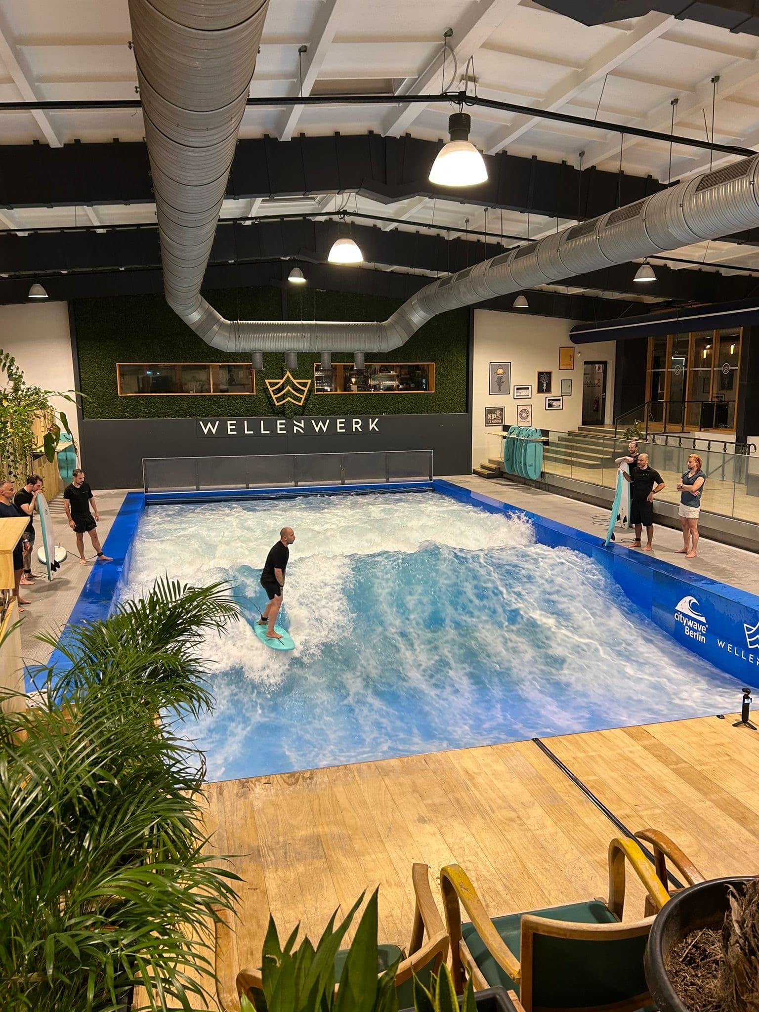 Indoor Surfing im Wellenwerk Berlin